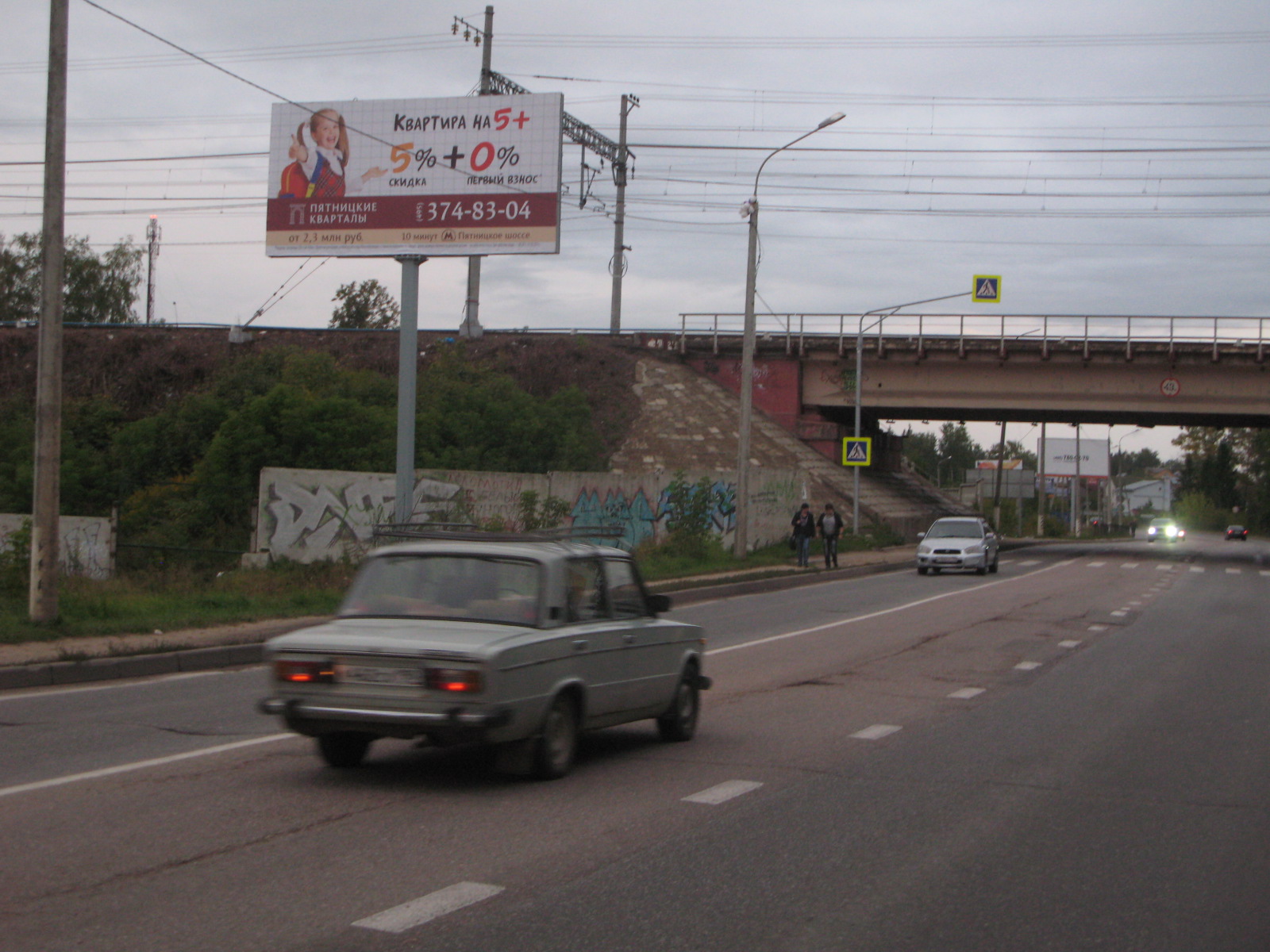 Пятницкое ш., 0,76 км после съезда с Ленинградского ш. (Красная ул.), справа, г.Солнечногорск