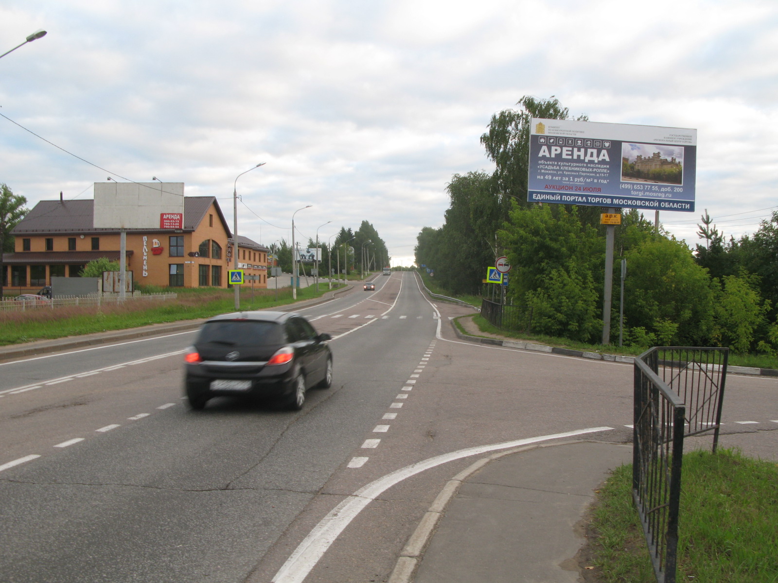 Пятницкое ш., 0,76 км после съезда с Ленинградского ш. (Красная ул.), справа, г.Солнечногорск