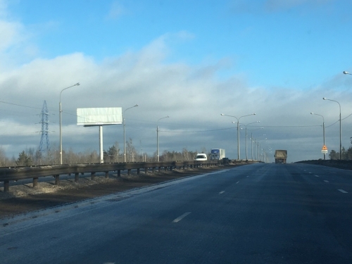 Горьковское шоссе, 53500 м (38500 м от МКАД), слева (Видна при движении в Москву) Б
