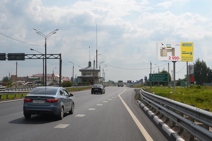 М9 Балтия, Новорижское шоссе, км 115+300, лево, (км 98+300 от МКАД), в Москву, развязка на въезде в город